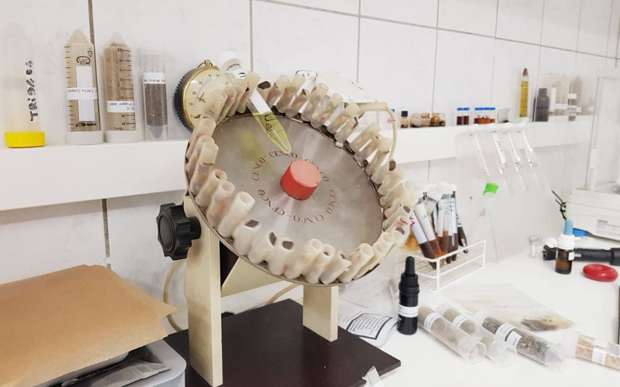Equipo de análisis en el laboratorio Formula Swiss